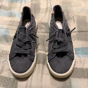 Women’s gray sneaker